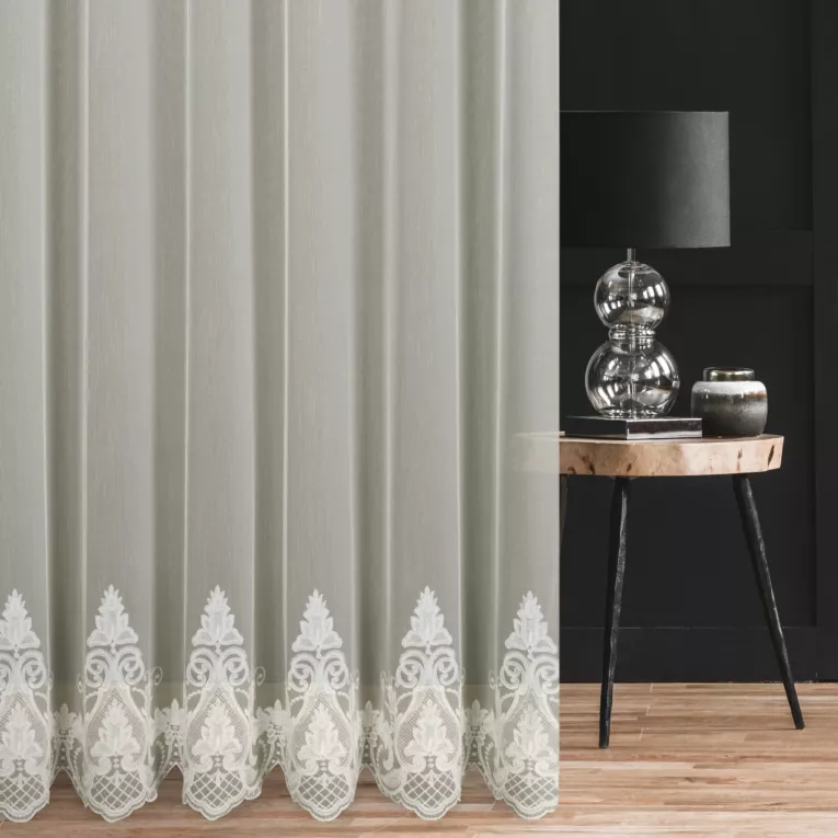 Firana szyta na taśmie 5 cm kremowa z łańcuszkowym haftem na tkaninie typu ADEN z delikatnym efektem deszczyku Italissima Eva Minge