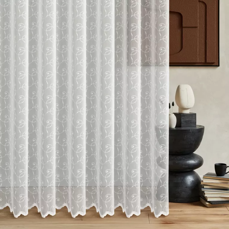 Firana szyta na taśmie 5 cm biała z tkaniny z efektem deszczyku, zdobionej fantazyjnym haftem po całości