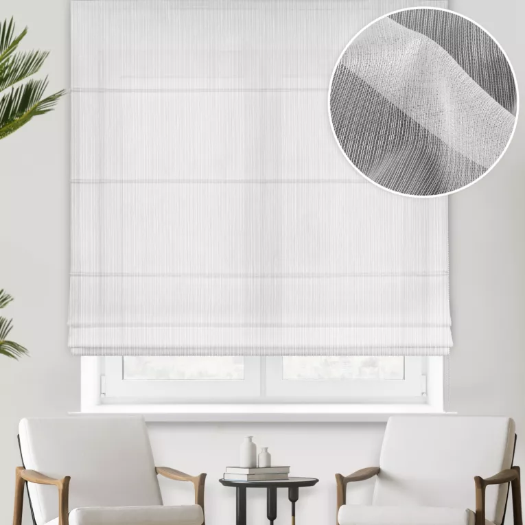 Roleta rzymska biała z delikatnej tkaniny typu deszczyk wykończona obciążnikiem