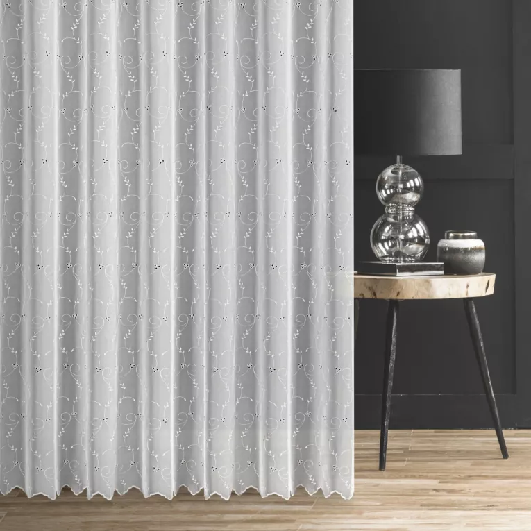Firana szyta na taśmie 5 cm biało szara z matowego tiulu haftowanego w drobny roślinny wzór z ażurem