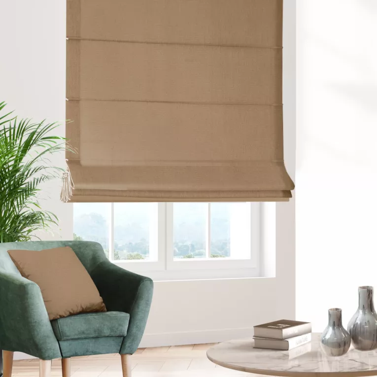 Roleta rzymska ciemnobeżowa z miękkiej, matowej tkaniny w drobny geometryczny wzór