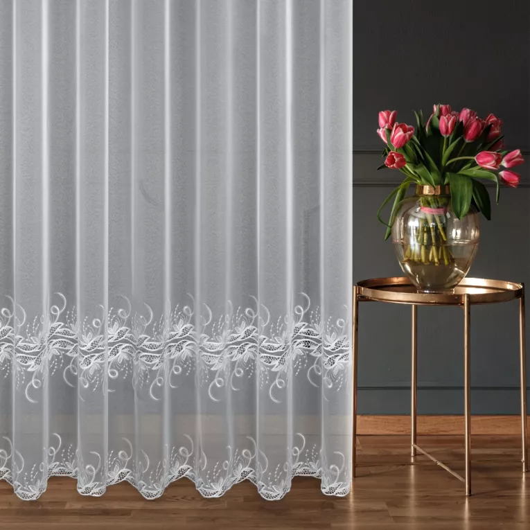 Firana szyta na taśmie fala biała z matowej markizety zdobionej dwoma pasami aplikacji