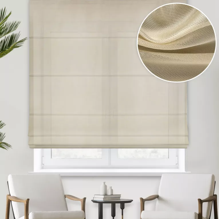 Roleta rzymska beżowa z półprzezroczystej tkaniny o perłowym połysku, wykończonej obciążnikiem