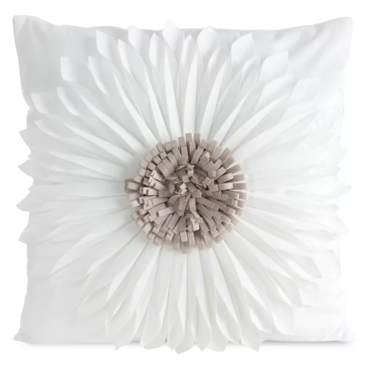 Poszewka na poduszkę 45 x 45 cm z welwetu kolor kremowo, beżowy zdobiona dużym kwiatem 3D FLORES 3