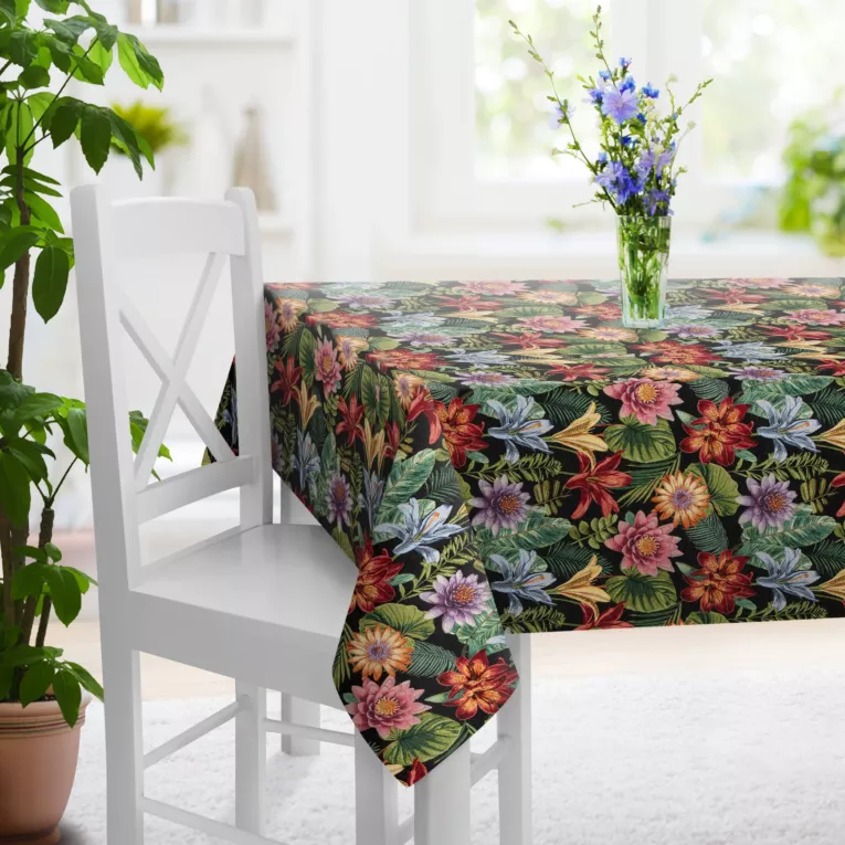 Obrus szyty czarno czerwony z tkaniny gobelinowej w kwiatowy wzór, zawierająca 45% bawełny