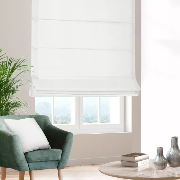 Roleta rzymska biała z miękkiej tkaniny o naturalnym splocie w stylu ekologicznym