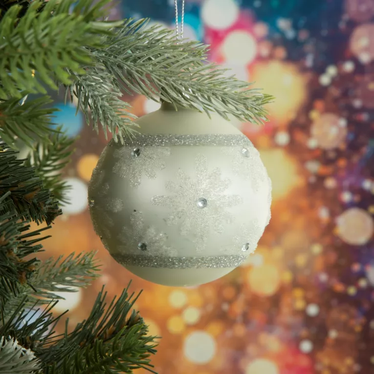 Bombka szklana biała ręcznie zdobiona motywem gwiazdek i kryształkami