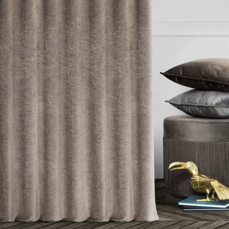 Zasłona szyta na flexach beżowa miękka, szenilowa tkanina o wyraźnym splocie i delikatnym połysku, mieniąca się w dwóch odcieniach