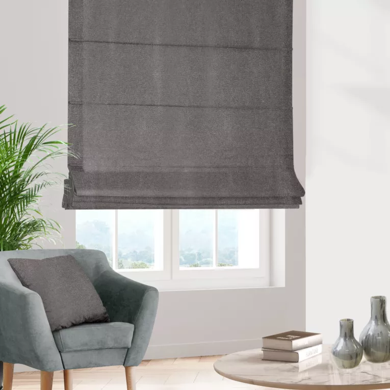 Roleta rzymska grafitowa z gładkiej, zaciemniającej tkaniny z wyraźnym splotem