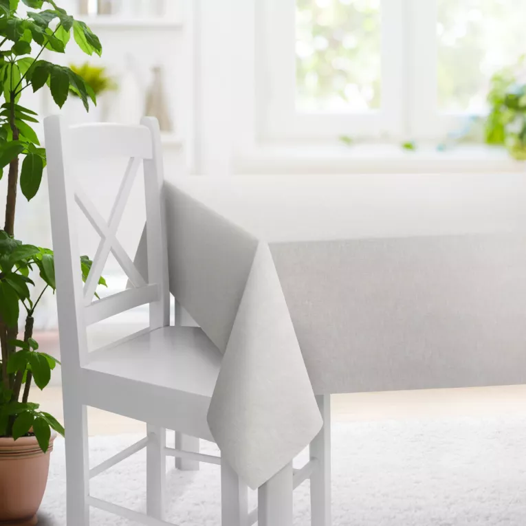 Obrus szyty GEONOA beżowy z miękkiej tkaniny o naturalnym charakterze z widocznym ozdobnym splotem