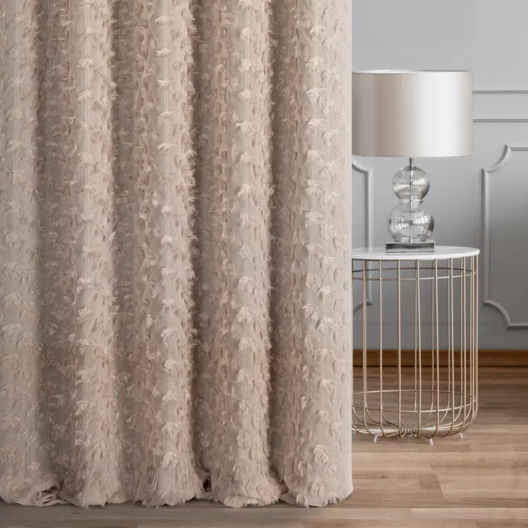 Zasłona szyta na taśmie 5 cm beżowa z delikatnej tkaniny z aplikacją i haftem