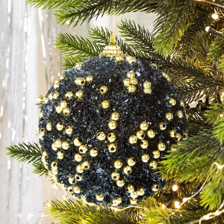 Bombka choinkowa o puszystej powierzchni zdobiona złotymi koralikami