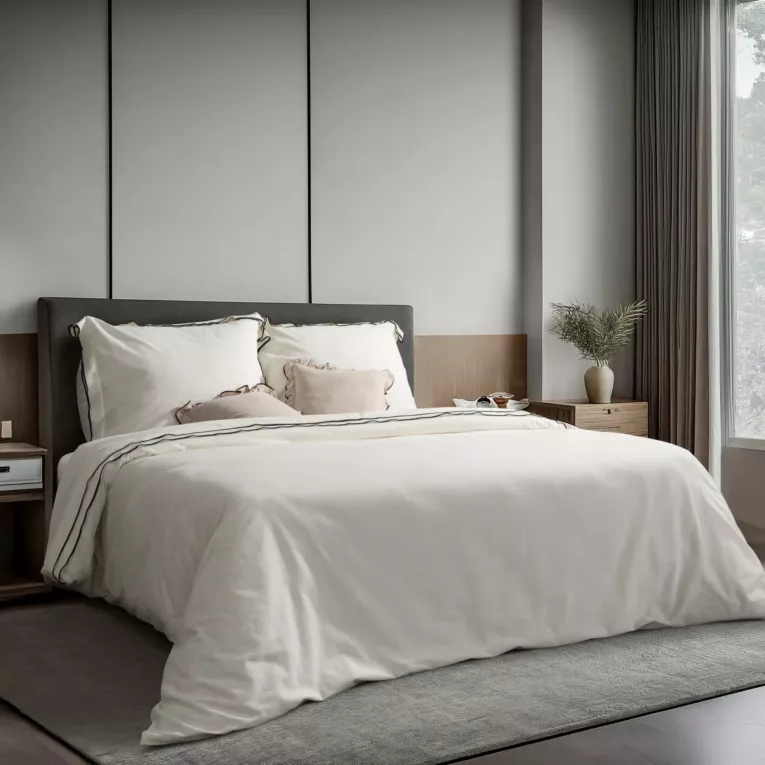 Pościel 160x200 cm z bawełny ranforce kolor kremowy zdobiona kontrastową tasiemką REINA 38A  - kolekcja TOLEDO