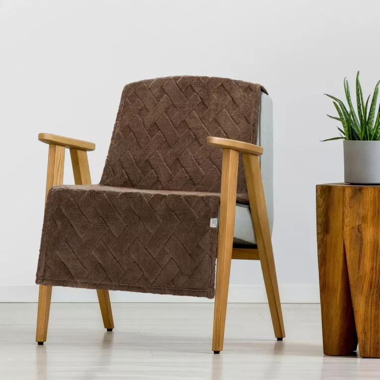 Narzuta na fotel-koc flano 70x160 cm ciemnobrązowa zdobiona wytłaczanym wzorem CARO Design 91