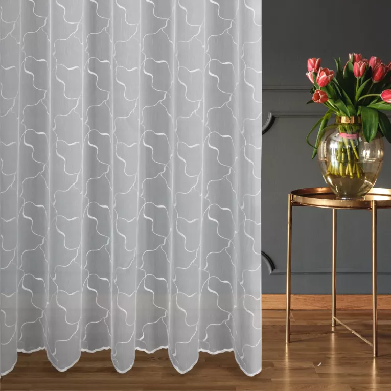 Firana szyta na taśmie 5 cm biała z matowej tkaniny typu ADEN z efektem deszczyku, zdobionej oryginalnym haftem