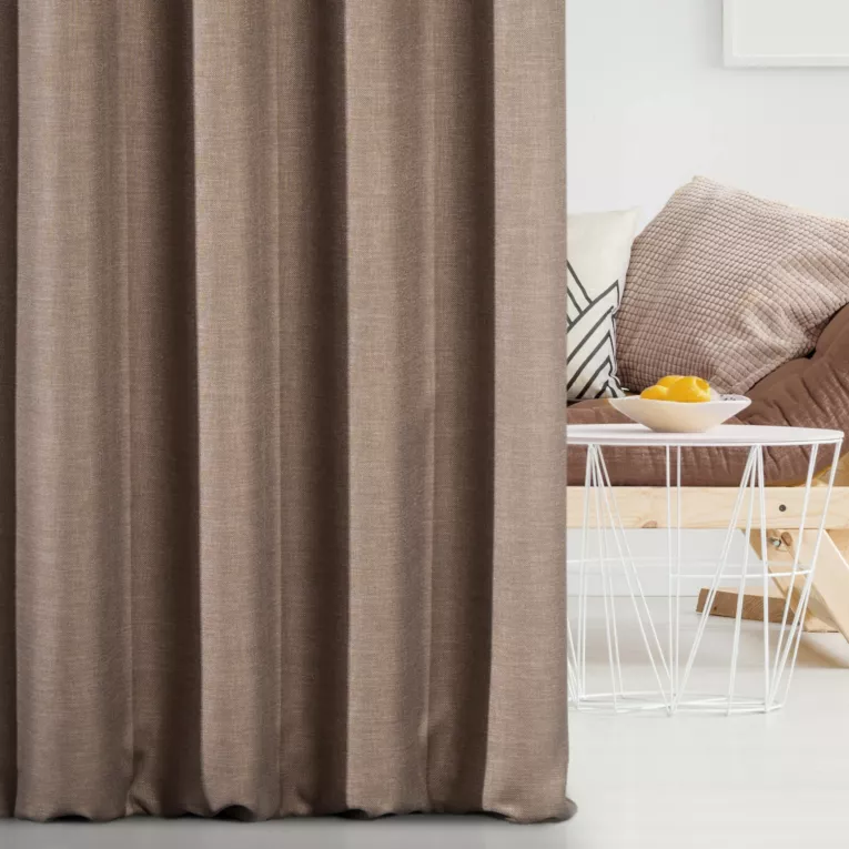 Zasłona szyta na taśmie 5 cm jasnobrązowa z tkaniny zaciemniającej typu dimout o naturalnym splocie, z efektem melanżu