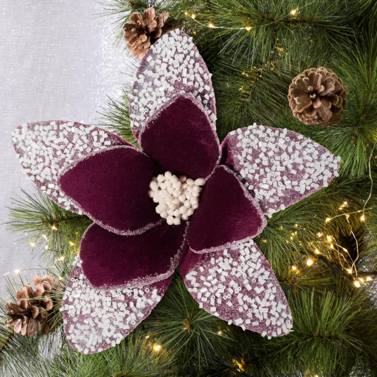 Świąteczny kwiat dekoracyjny zdobiony drobnymi koralikami