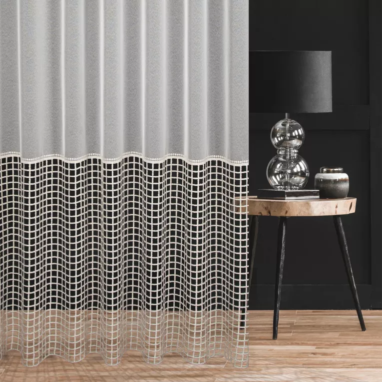 Firana szyta na taśmie 5 cm biało kremowa z matowej markizety zdobionej geometryczną aplikacją w stylu luźnej siatki