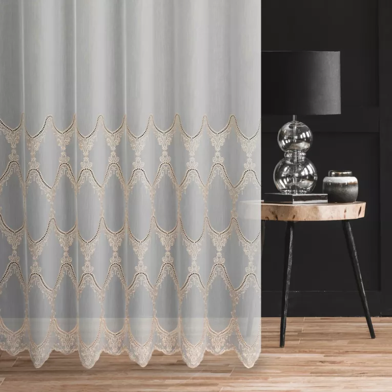 Firana szyta na taśmie 8 cm kremowo miedziana z matowej tkaniny z efektem deszczyku zdobionej dołem haftem Pierre Cardin