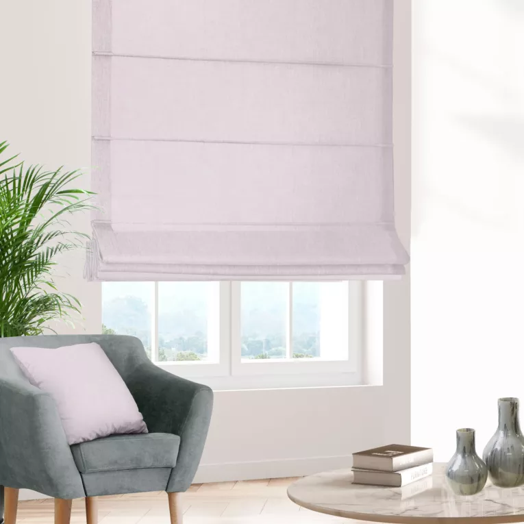 Roleta rzymska GEONOA pudrowo różowa z miękkiej tkaniny o naturalnym charakterze z widocznym ozdobnym splotem