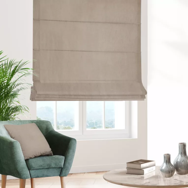 Roleta rzymska jasnobeżowa z miękkiej półmatowej tkaniny welwetowej