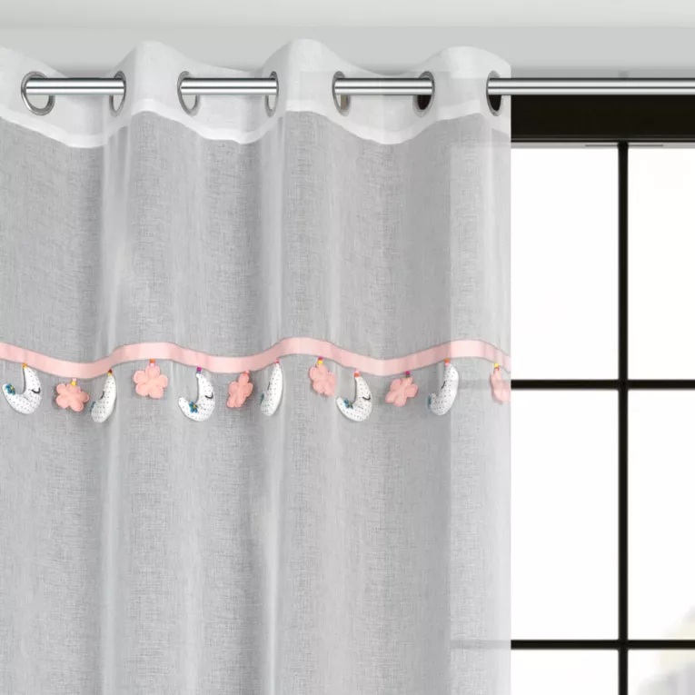 Firana biała z etaminy zdobiona taśmą dekoracyjną z wiszącymi trójwymiarowymi księżycami 140x250 cm przelotka MOON