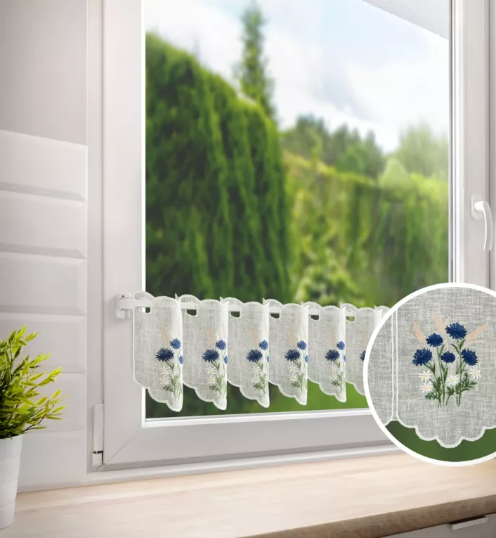 Tkanina firanowa zazdrostka zdobiona haftem polnych drobnych kwiatuszków