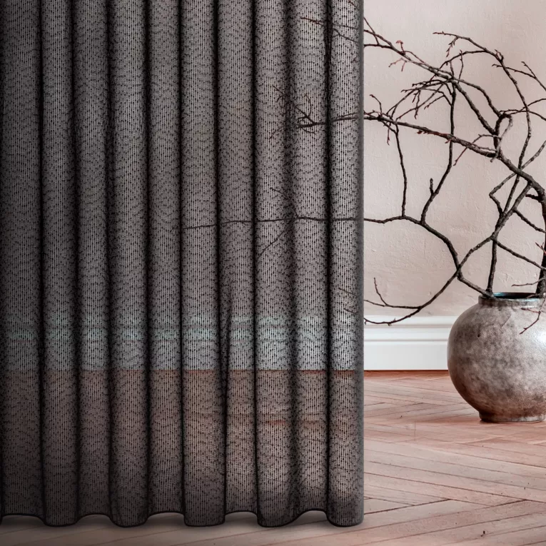 Firana szyta na taśmie 5 cm czarna z miękkiej matowej tkaniny o strukturze siatki, wykończona obciążnikiem