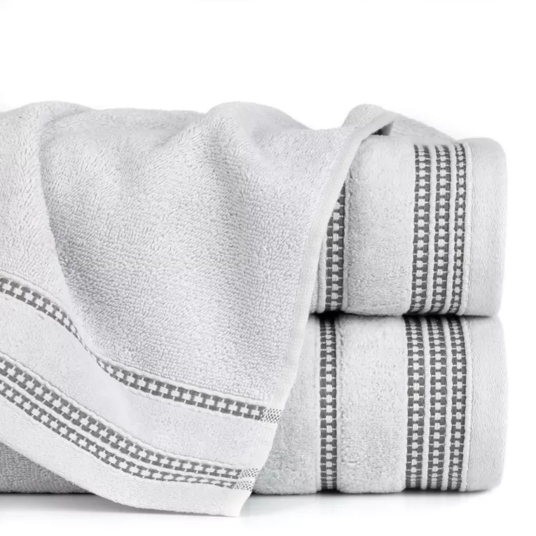 Ręcznik kąpielowy 70x140 cm bawełniany kolor srebrny z delikatną ozdobną bordiurą 500 g/m2 AMANDA