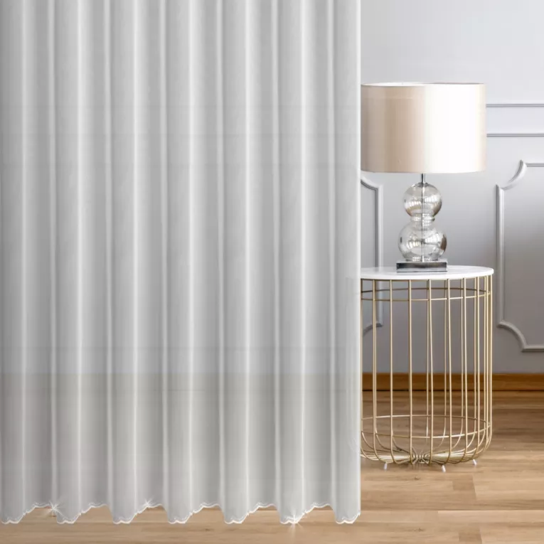 Firana szyta na taśmie 5 cm biała z delikatnej, matowej tkaniny wykończona haftem i zdobiona kryształkami Italissima Eva Minge