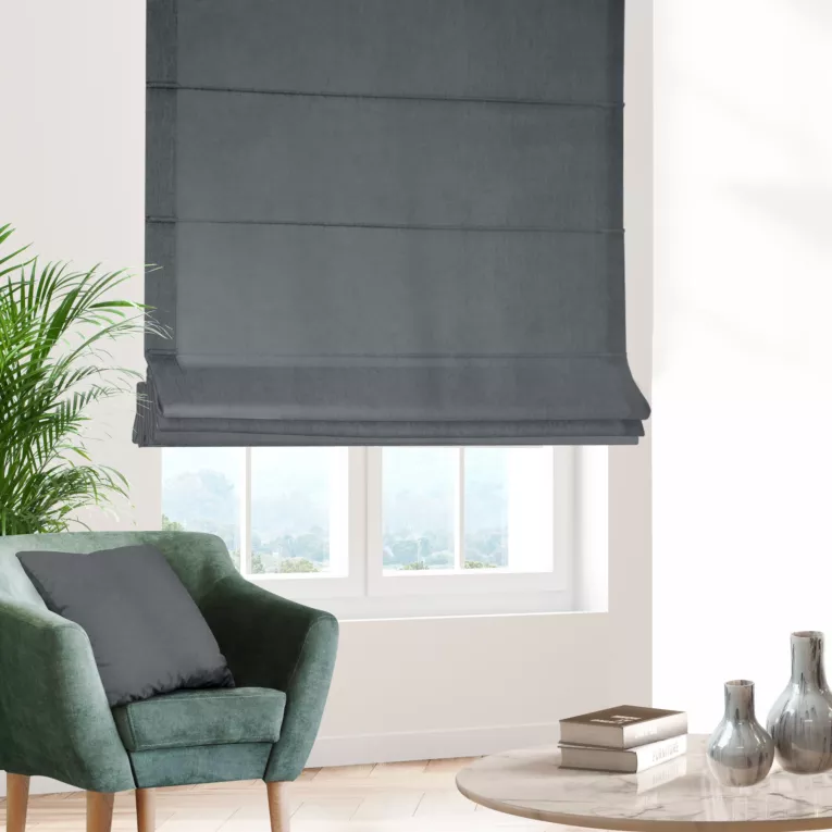 Roleta rzymska jasnopopielata z miękkiej tkaniny o welurowej strukturze i wyraźnym splocie