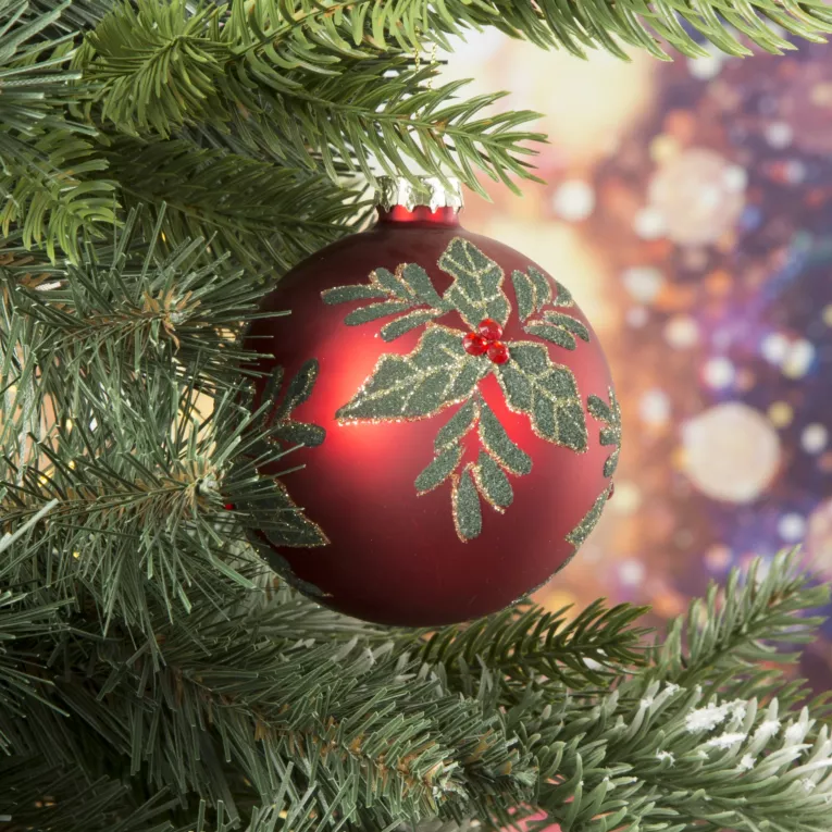 Szklana bombka ręcznie zdobiona brokatowym wzorem ostrokrzewu i kryształkami