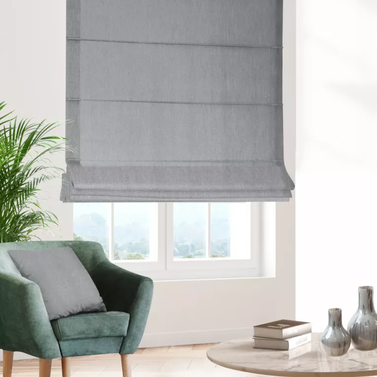 Roleta rzymska popielata z tkaniny strukturalnej z delikatnym połyskiem