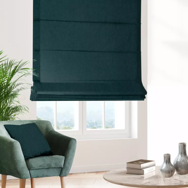 Roleta rzymska ciemnoturkusowa z miękkiej tkaniny o welurowej strukturze