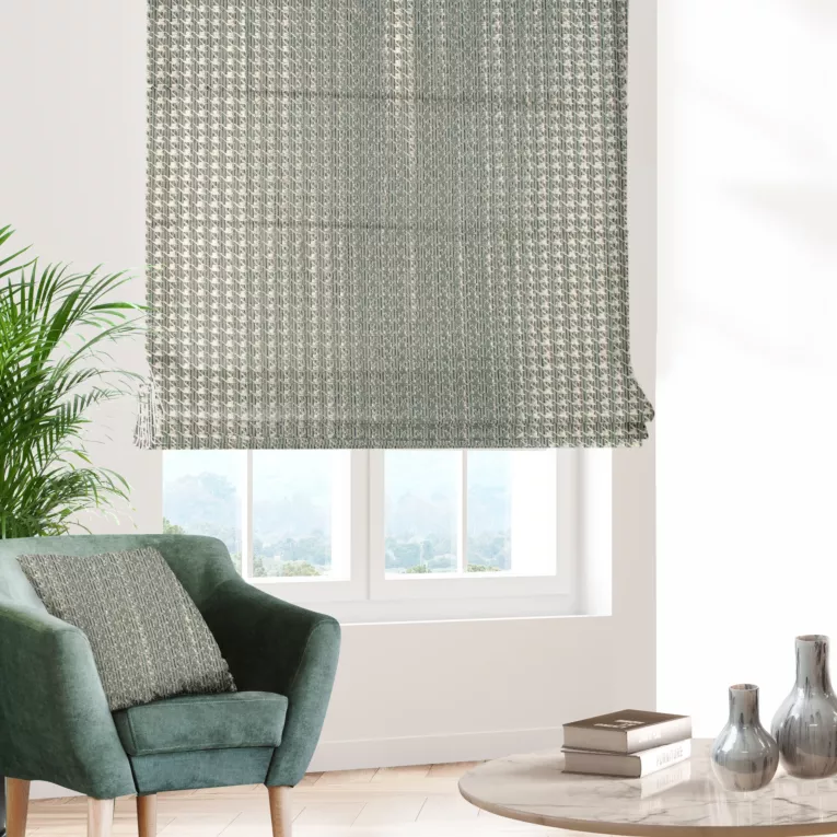 Roleta rzymska miętowo złota z eleganckiej tkaniny z efektem 3D i połyskującym wzorem w pepitkę Italissima Eva Minge