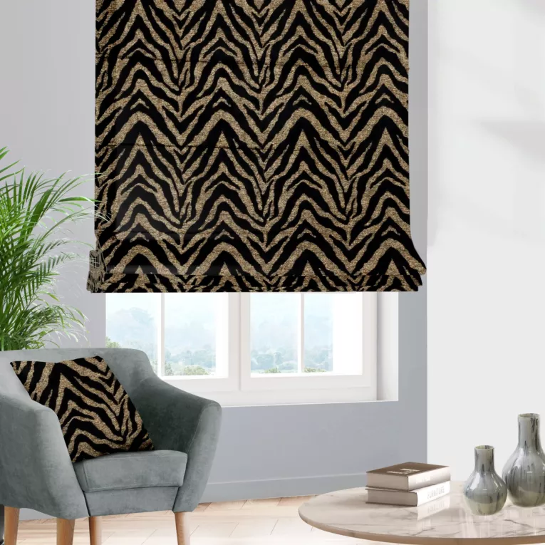 Roleta rzymska czarno złota z szenilowej tkaniny w zwierzęcy wzór przetykany błyszczącą nicią