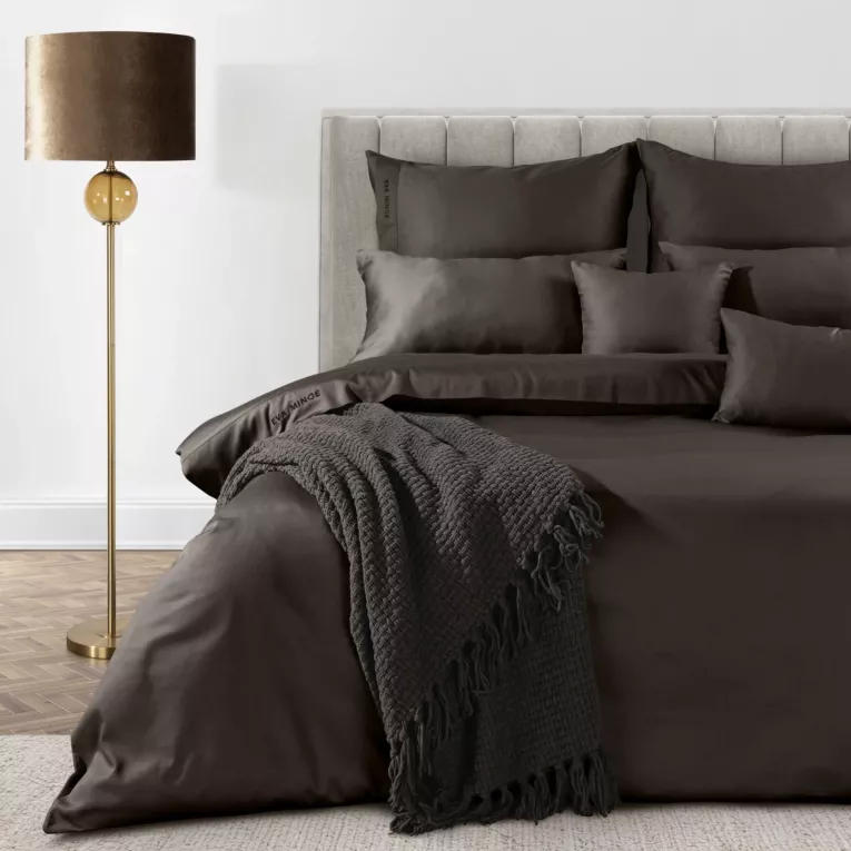 Pościel 220x200 cm z bawełny, makosatyny kolor brązowy z ozdobną kantą i haftem kolekcja MINGE ELEGANTE