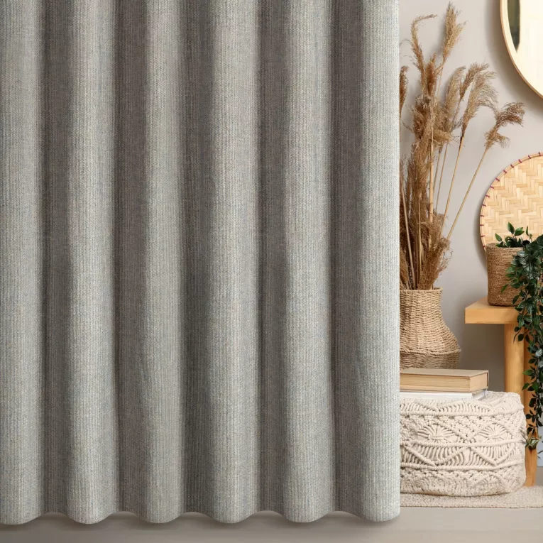 Zasłona szyta na taśmie 5 cm jasnopopielato niebieska z matowej tkaniny o grubym splocie z efektem melanżu