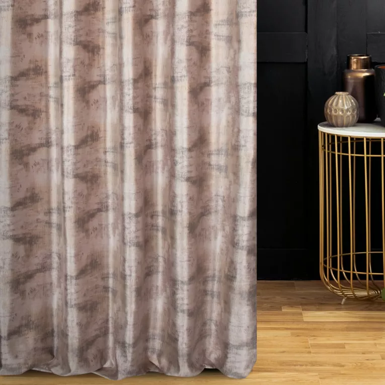 Zasłona szyta na flexach beżowo złocista z miękkiej, welwetowej tkaniny z nieregularnym wzorem i błyszczącym nadrukiem