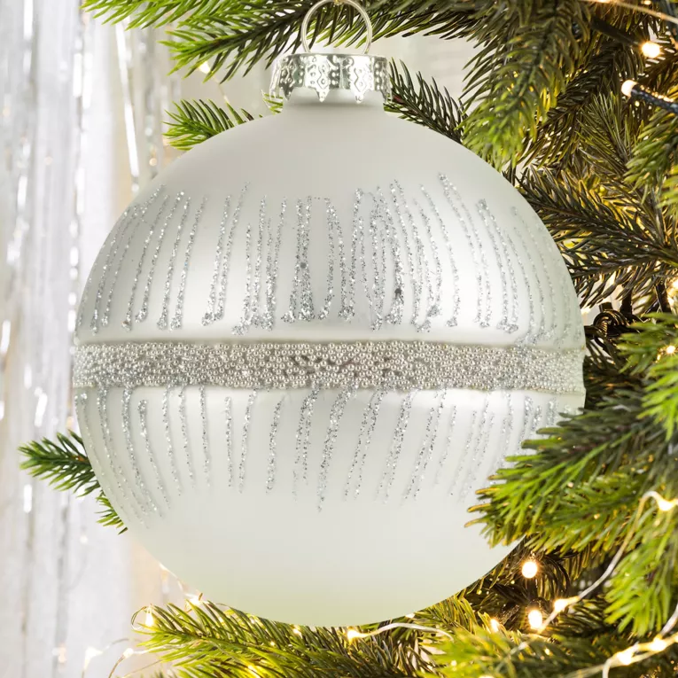 Bombka choinkowa z wytłoczeniem zdobiona brokatowym wzorem i drobnymi koralikami
