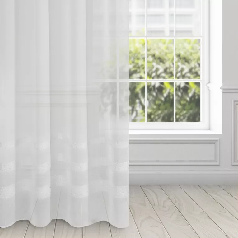 Dekoracja okienna  z matowej etaminy zdobiona pasami z moherową błyszczącą nicią