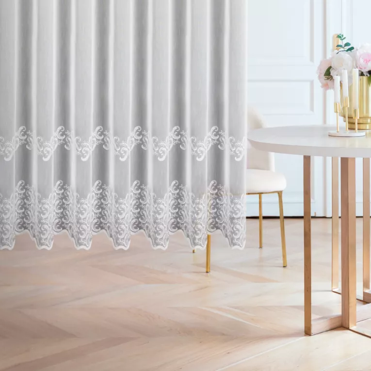 Firana szyta na taśmie fala biała z matowej tkaniny ozdobionej ornamentowym haftem z efektem ażuru