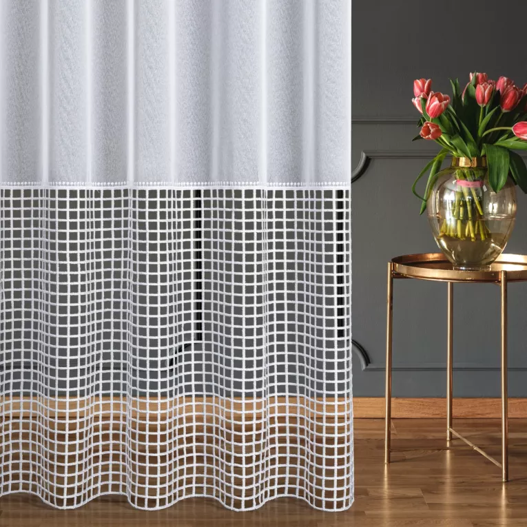 Firana szyta na flexach biała z matowej markizety zdobionej geometryczną aplikacją w stylu luźnej siatki