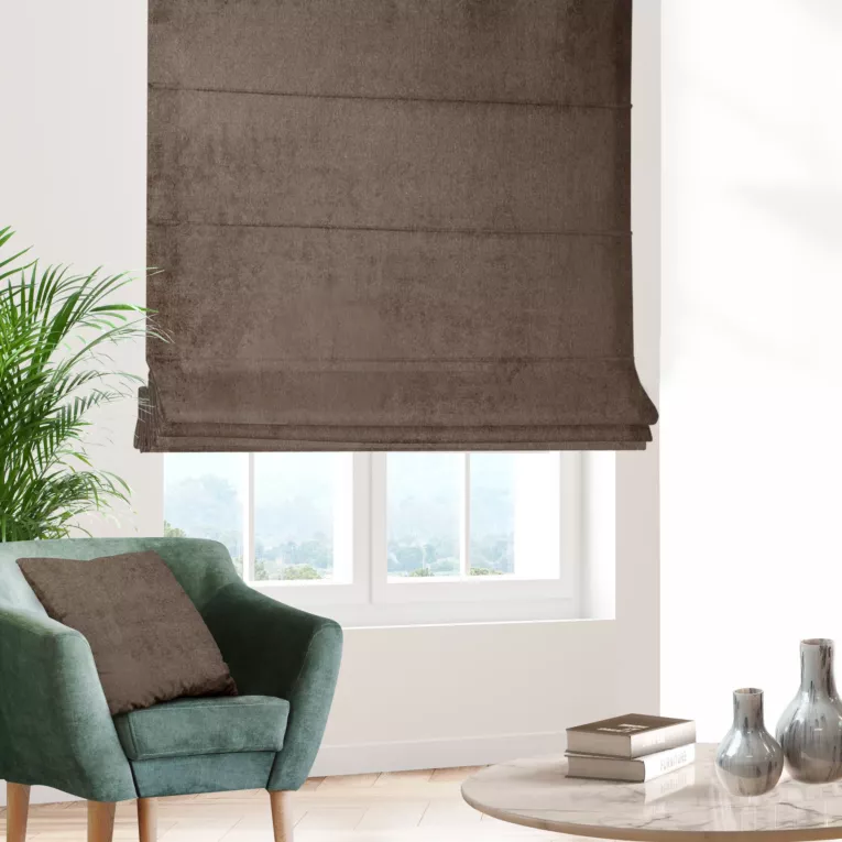 Roleta rzymska ciemnobeżowa z miękkiej półmatowej tkaniny welwetowej