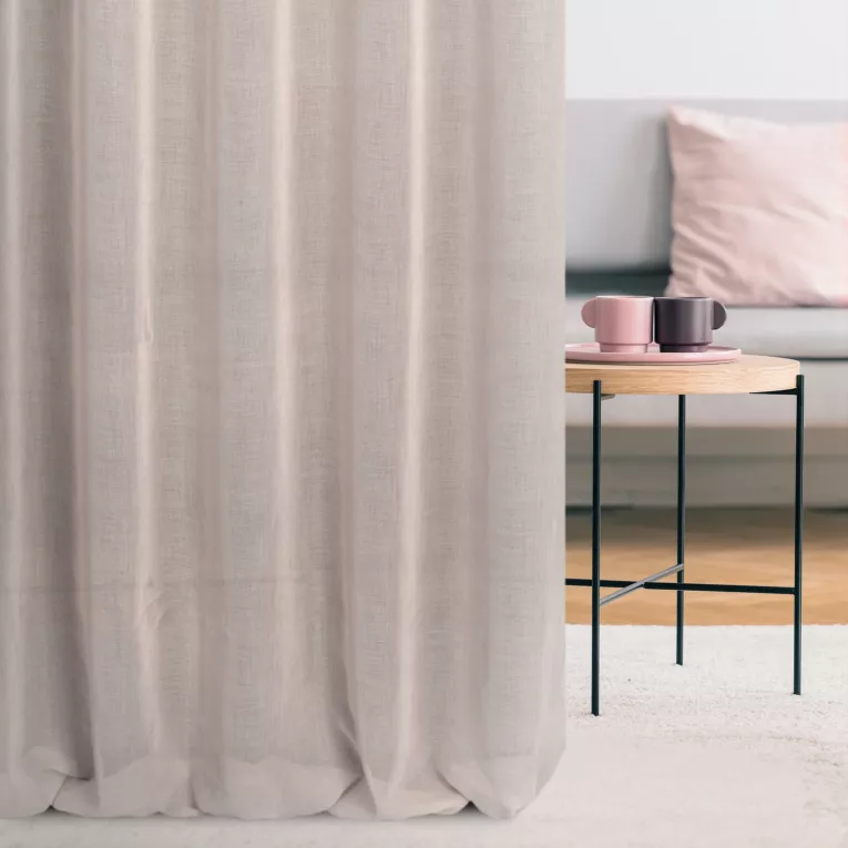 Firana szyta na taśmie 5 cm pudrowo różowa z cienkiej matowej etaminy, wykończona obciążnikiem