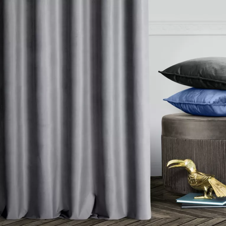 Zasłona szyta na taśmie 5 cm popielata z tkaniny welwetowej zaciemniającej w 100%
