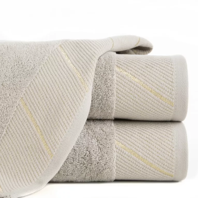 Ręcznik z szenilową bordiurą w błyszczące ukośne paski