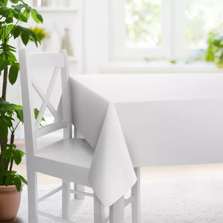 Obrus szyty biały z miękkiej tkaniny z naturalnym splotem