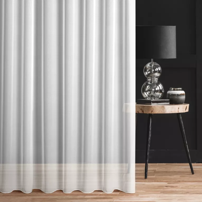 Firana szyta na przelotkach biała z matowej markizety, wykończonej obciążnikiem