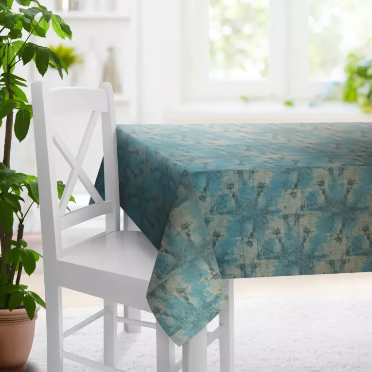 Obrus szyty turkusowo złocisty z miękkiej, welwetowej tkaniny z nieregularnym wzorem i błyszczącym nadrukiem